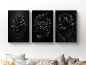 Dark flower collectie drie canvassen op een muur boven een bank